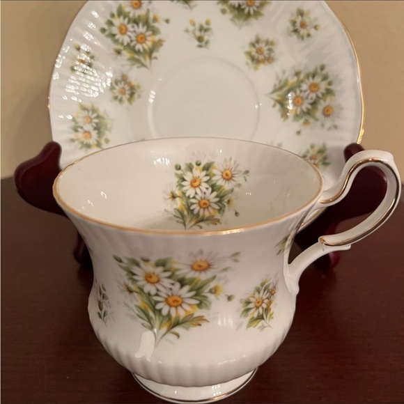614. VINTAGE QUEEN’S BONE CHINA CUP & SAUCER SET - Picture 1 of 5